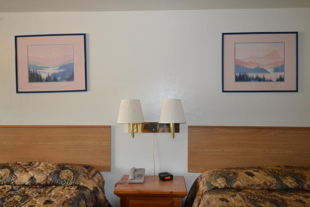 Motel Dude & Roundup West Yellowstone Exterior foto